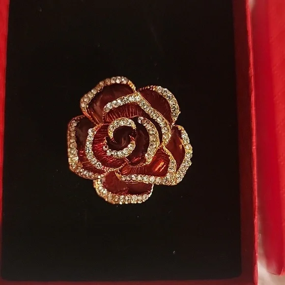 Elegant Gold Rose Brooch - Picture 2 of 3